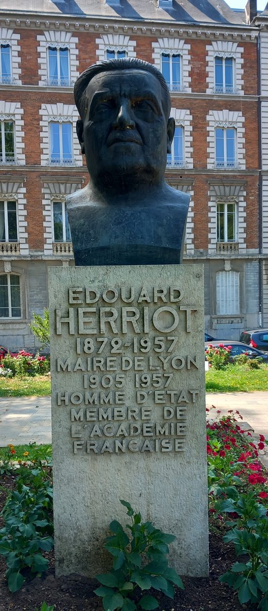 Buste d’Édouard Herriot sur son socle gravé, square Jussieu
