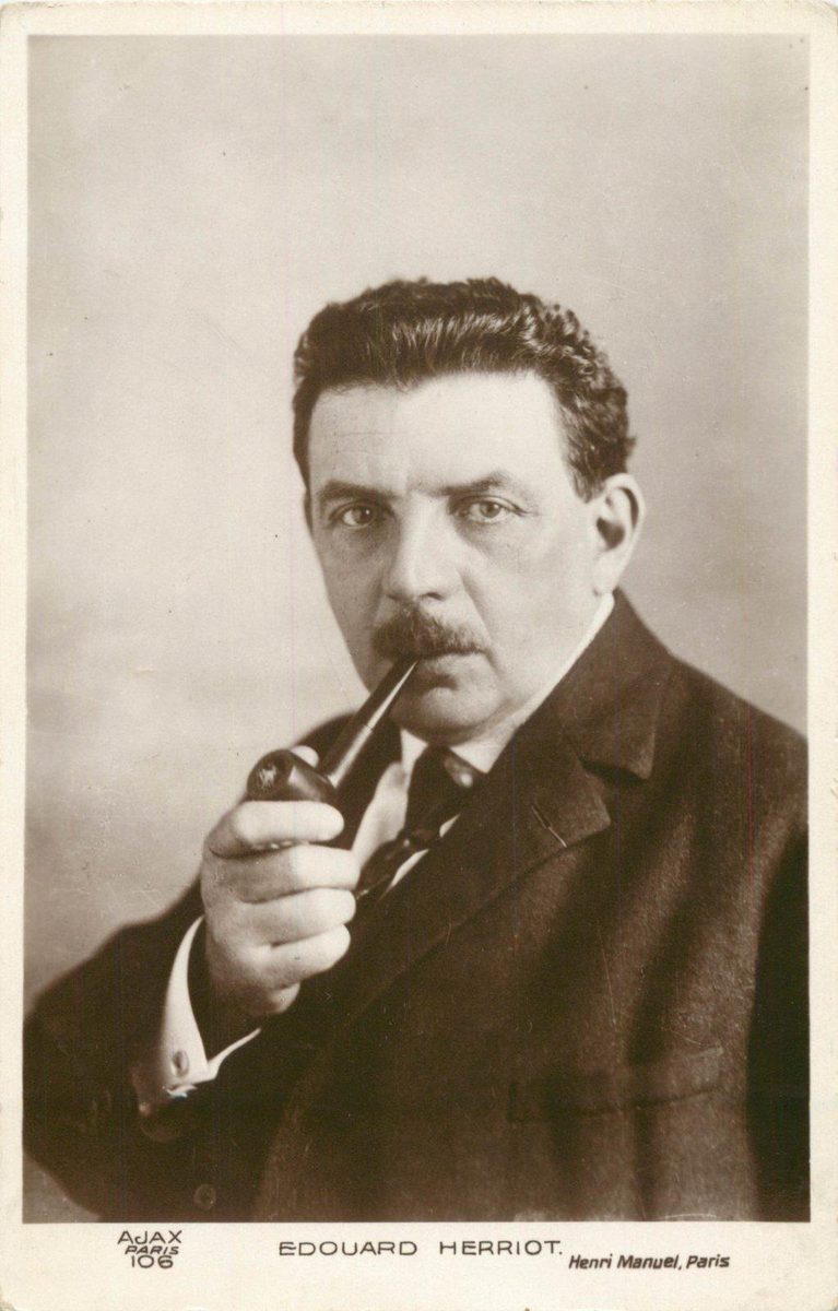 Portrait d’Édouard Herriot en buste, tenant sa pipe