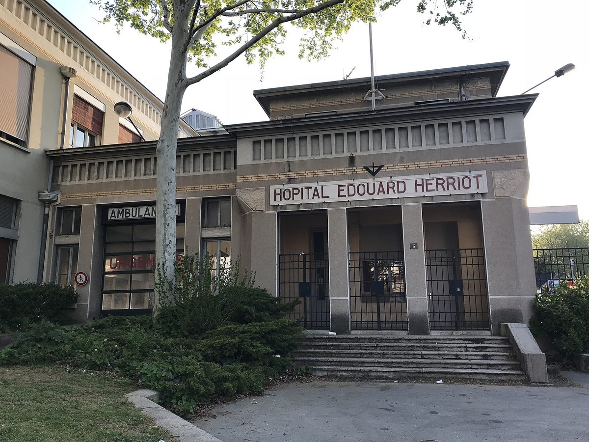 Pavillon d’entrée de l’hôpital portant l’inscription Hôpital Édouard Herriot