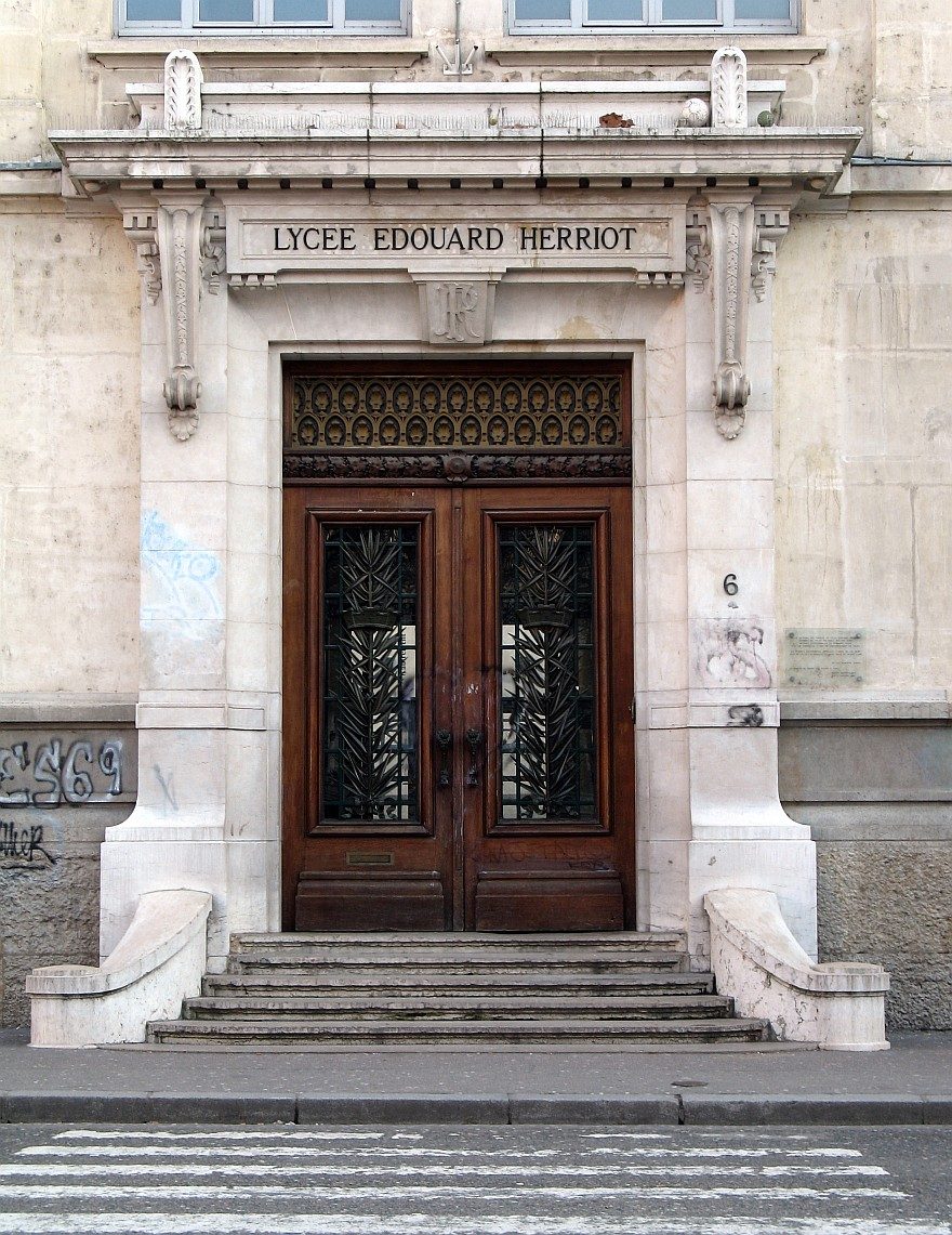 Porte monumentale surmontée de l’inscription Lycée Édouard Herriot