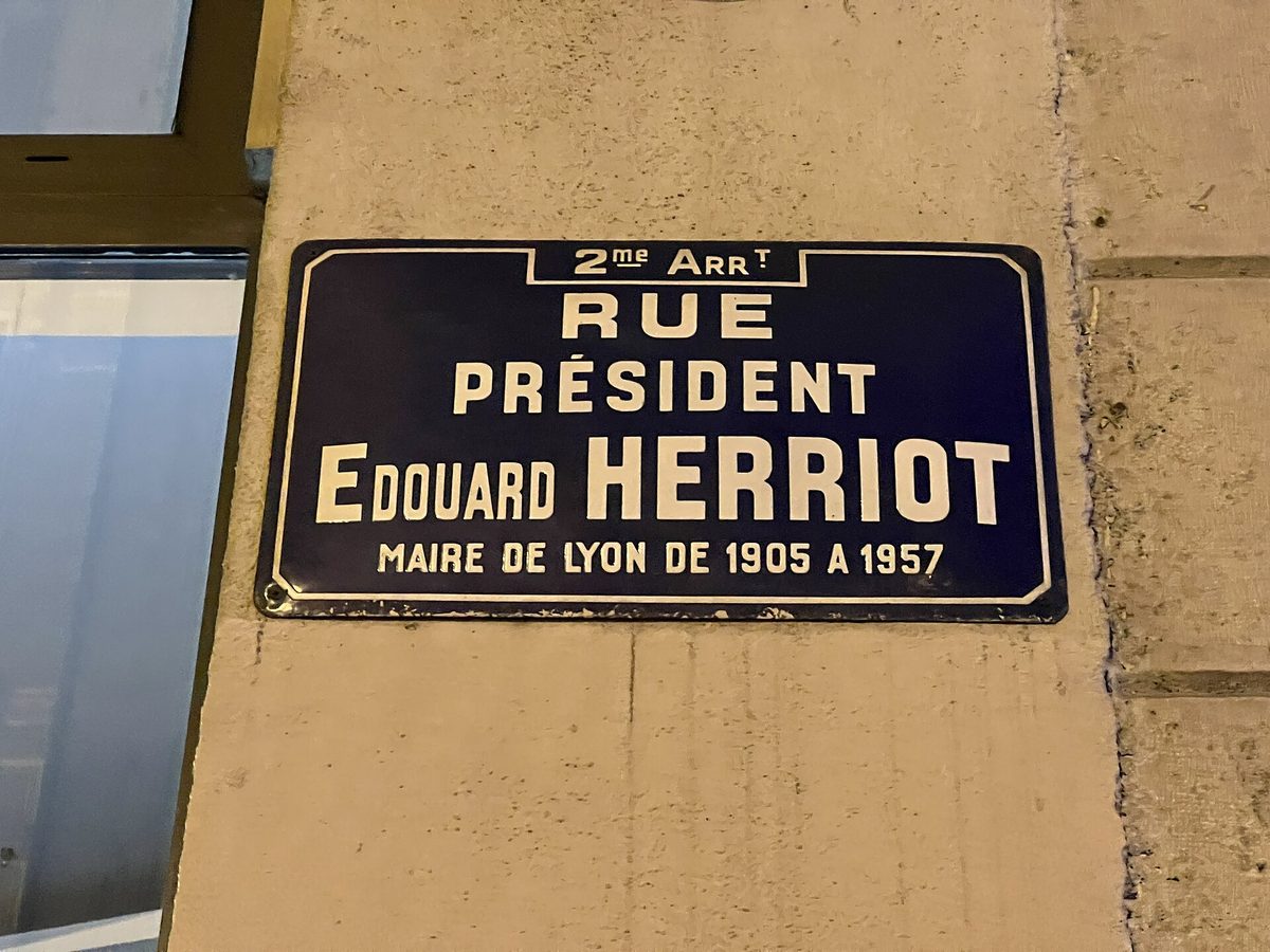 Plaque de rue bleue : Rue Président Édouard Herriot, maire de Lyon de 1905 à 1957